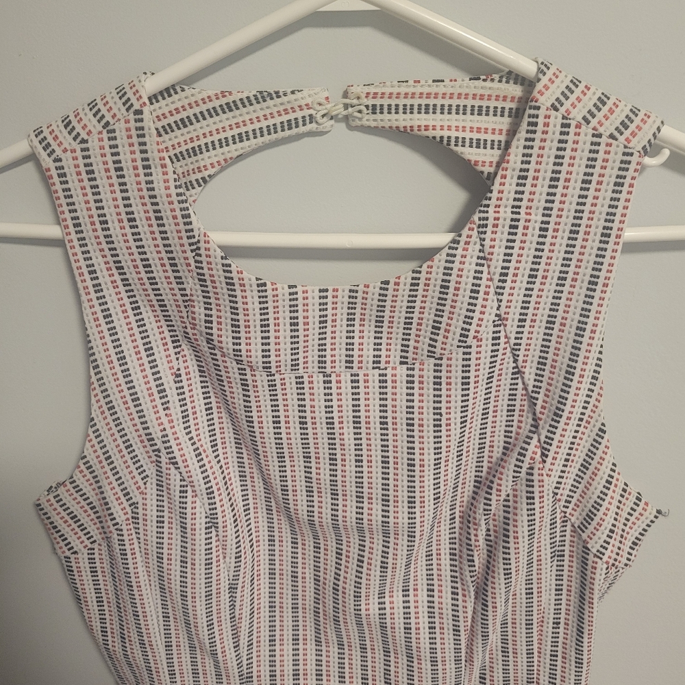 Flirty and flattering business casual dress, size M, pockets, graphic design - Picture 3 of 5